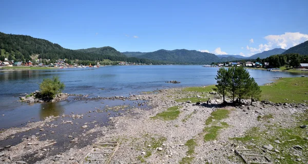 Göl Teletskoye görünümünü