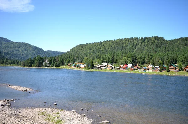 Göl Teletskoye görünümünü