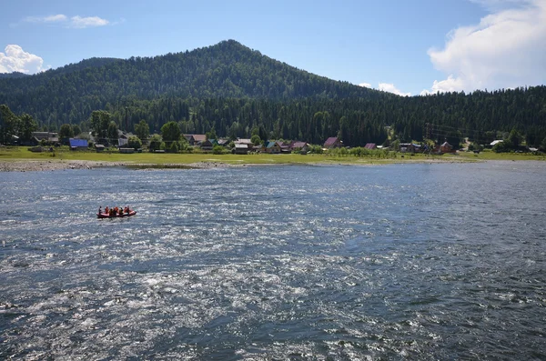 Göl Teletskoye görünümünü