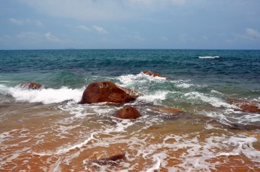 Kayalar içinde Hainan, Çin, denizde Mayıs 2011