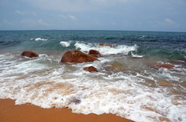 Kayalar denizin içinde