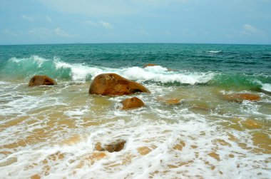 Kayalar içinde Hainan, Çin, denizde Mayıs 2011