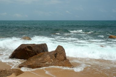 Kayalar içinde Hainan, Çin, denizde Mayıs 2011