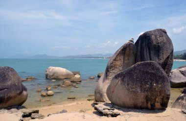 Kayalar denizin içinde