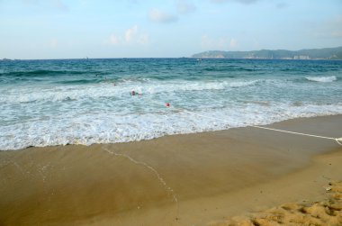 Hainan Hainan Adası Çin üzerinde sörf; Sanya Yalong Bay, Mayıs 2011