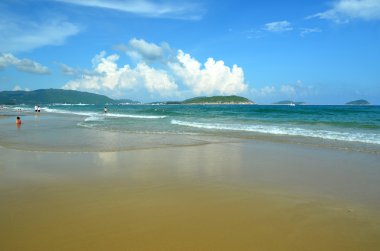 Hainan Hainan Adası Çin üzerinde sörf; Sanya Yalong Bay, Mayıs 2011