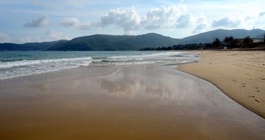 Su, Çin, Hainan gökyüzünün yansıması; Sanya Yalong Bay, Mayıs 2011