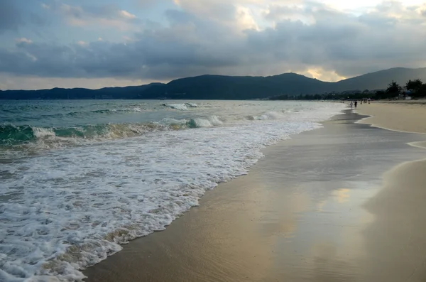 Surf sulla baia di Yalong, isola di Hainan, Cina, maggio 2011 — Foto Stock