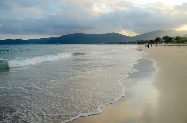 Surf sulla baia di Yalong, isola di Hainan, Cina, maggio 2011 — Foto Stock