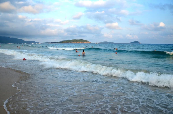2011年5月在中国海南岛亚龙湾冲浪 — 图库照片