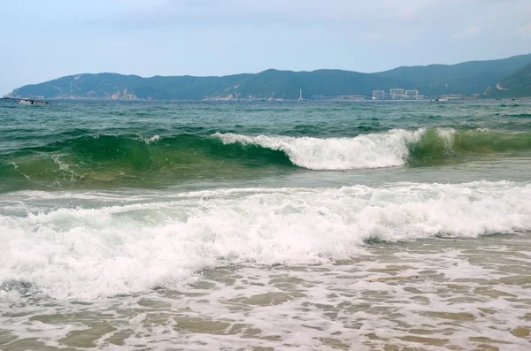 Surf en la isla de Hainan, China, Sanya, Bahía de Yaluvan, mayo 2011 — Foto de Stock