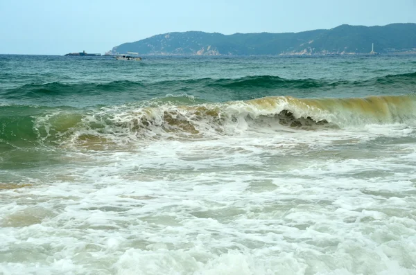 Surf en la isla de Hainan, China, Sanya, Bahía de Yaluvan, mayo 2011 — Foto de Stock