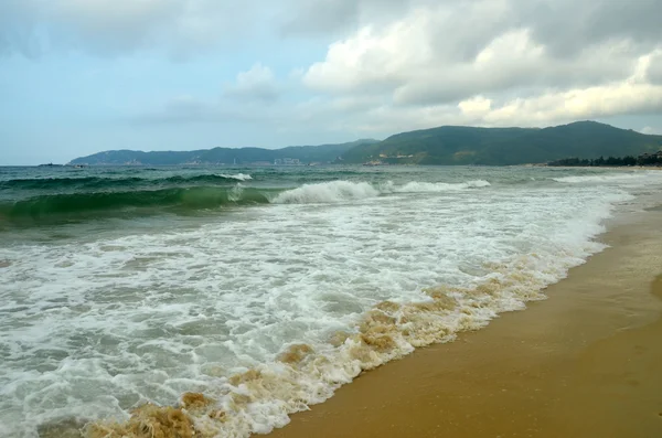 中国・海南島三亜、Yaluvan 湾のサーフが 2011 — ストック写真