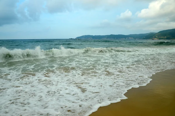 Surfować na wyspie Hainan Chiny, Hainan; Sanya Yalong Bay, maj 2011 — Zdjęcie stockowe