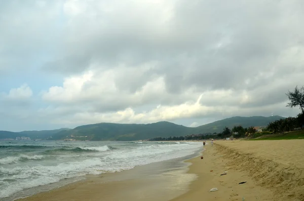 Hainan Hainan Adası Çin üzerinde sörf; Sanya Yalong Bay, Mayıs 2011 — Stok fotoğraf