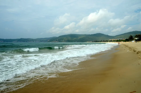 Surfa på ön Hainan Kina, Hainan; Sanya, Yalong Bay, maj 2011 — Stockfoto