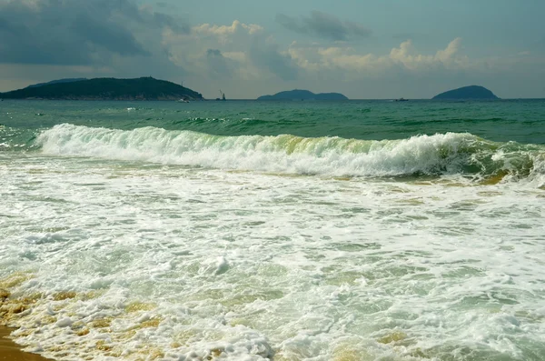 Surf na wyspie Hajnan, Chiny, Sanya, Yaluvan Bay, maj 2011 — Zdjęcie stockowe