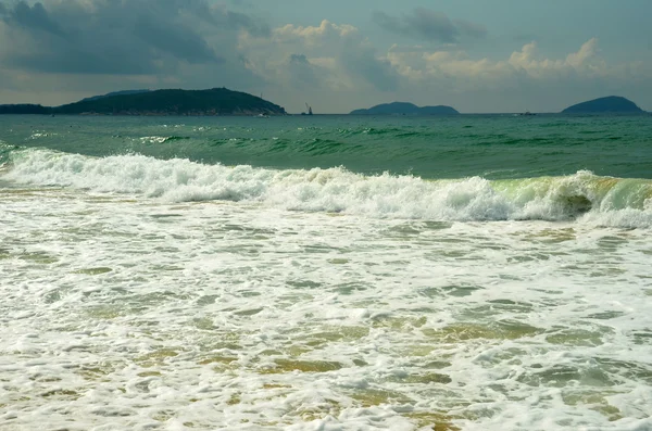 Surf na wyspie Hajnan, Chiny, Sanya, Yaluvan Bay, maj 2011 — Zdjęcie stockowe