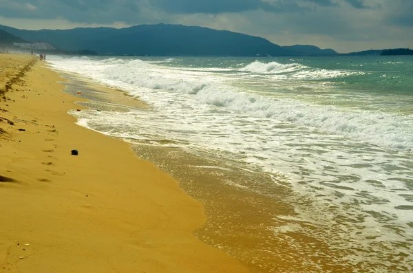 Surf na wyspie Hajnan, Chiny, Sanya, Yaluvan Bay, maj 2011 — Zdjęcie stockowe