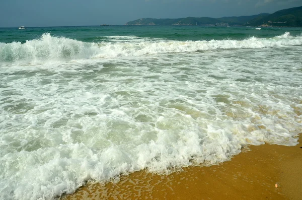 Surf na wyspie Hajnan, Chiny, Sanya, Yaluvan Bay, maj 2011 — Zdjęcie stockowe