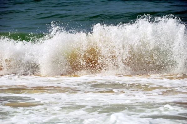 Surfen auf hainan island — Stockfoto