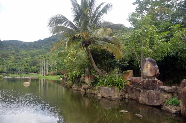 Lago en las montañas, China, Hainan Island, Yalongbay, parque Yanoda, mayo 2011 —  Fotos de Stock