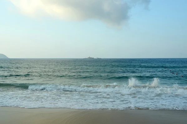 Surfować na wyspie Hainan Chiny, Hainan; Sanya Yalong Bay, maj 2011 — Zdjęcie stockowe