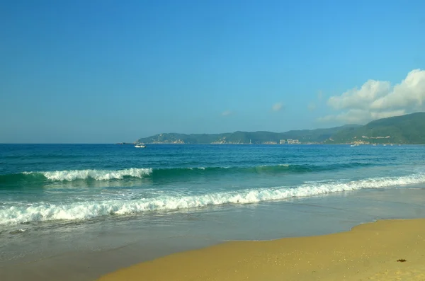 Surfen op Hainan Island, China, Hainan; Yalong Bay, Sanya, kan 2011 — Stockfoto
