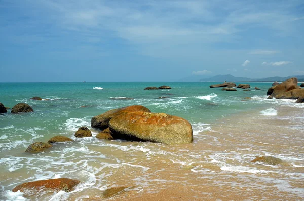 Belül a tenger Hainan, Kína, sziklák május 2011 — Stock Fotó