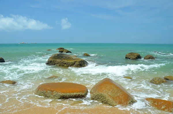 Rotsen in de zee in Hainan, China, kunnen 2011 — Stockfoto