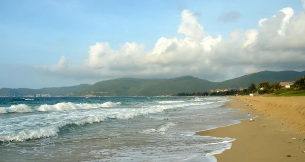 Surf na Ilha de Hainan, China, Sanya, Baía de Yaluvan, maio de 2011 — Fotografia de Stock