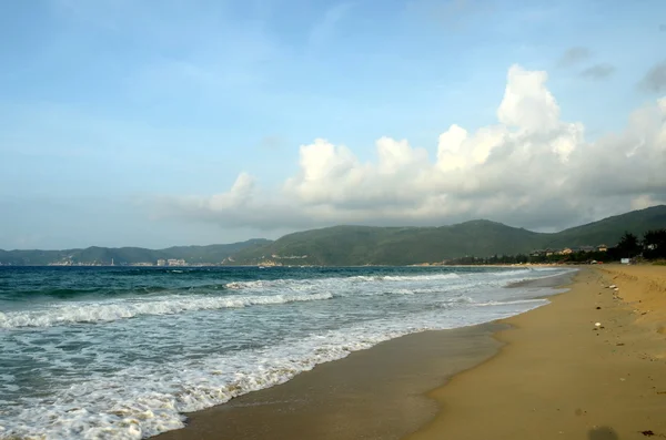 中国・海南島三亜、Yaluvan 湾のサーフが 2011 — ストック写真