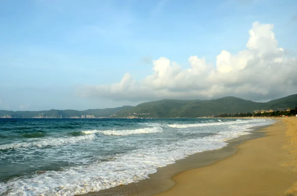 Surfen auf hainan island, china, sanya, yaluvan bay, mai 2011 — Stockfoto