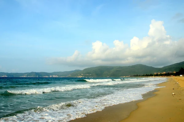 Passeggiata lungo la riva del mare, Isola di Hainan Cina, maggio 2011 — Foto Stock