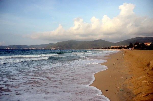 Playa en la isla de Hainan, China, Sanya, Bahía de Yalong, mayo 2011 — Foto de Stock