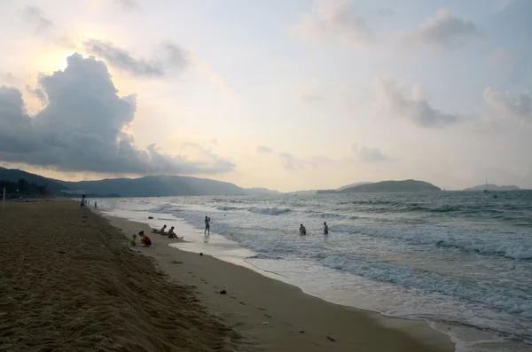 Surf na wyspie Hajnan, Chiny, Sanya, Yalong Bay, maj 2011 — Zdjęcie stockowe