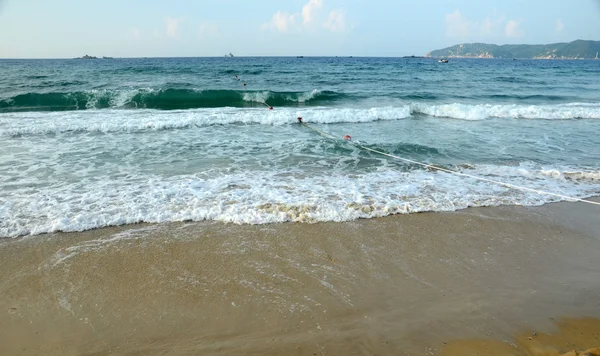 Hainan Hainan Adası Çin üzerinde sörf; Sanya Yalong Bay, Mayıs 2011 — Stok fotoğraf