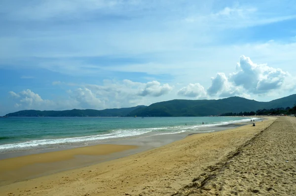 Surf en la isla de Hainan China, Hainan; Sanya, Yalong Bay, mayo de 2011 — Foto de Stock