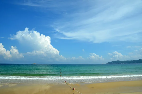 Surfen op Hainan Island, China, Hainan; Yalong Bay, Sanya, kan 2011 — Stockfoto