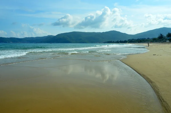 Surfen auf hainan island, china, hainan; sanya, yalong bay, mai 2011 — Stockfoto