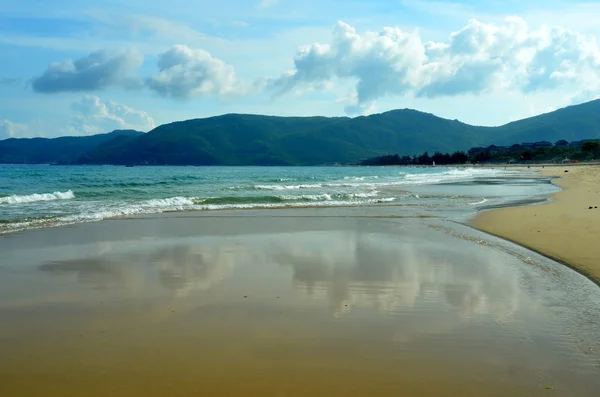 Pobřeží Jihočínského moře, Bay Yalong, ostrov Hainan China, květen 2011 — Stock fotografie