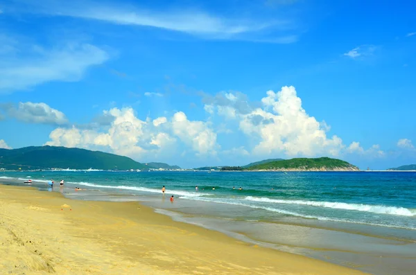 Úszás a strandon, Kína, Hainan; Sanya Yalong Bay, május 2011 — Stock Fotó