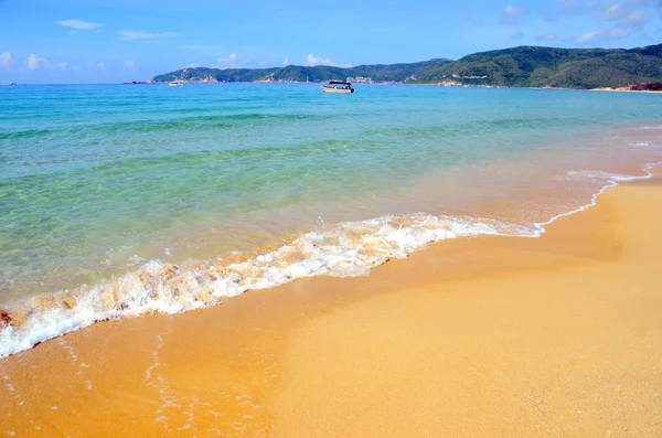Playa en la isla de Hainan, China, Sanya, Bahía de Yalong, mayo 2011 —  Fotos de Stock