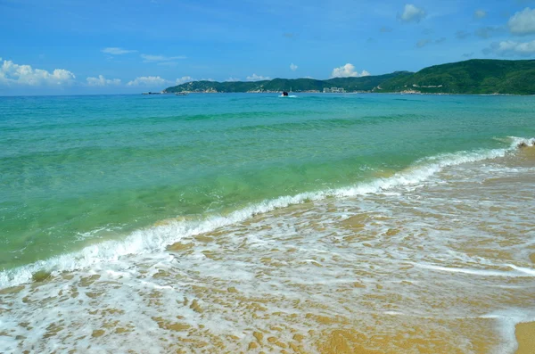Stranden på ön Hainan, Kina, Sanya, Yalong Bay, maj 2011 — Stockfoto