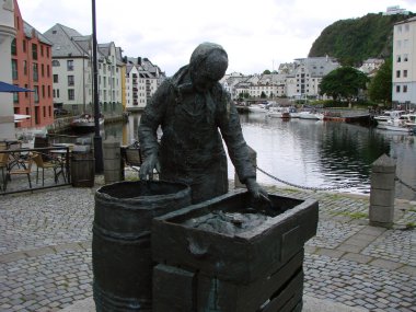 Eski bir fishwoman heykeli                             