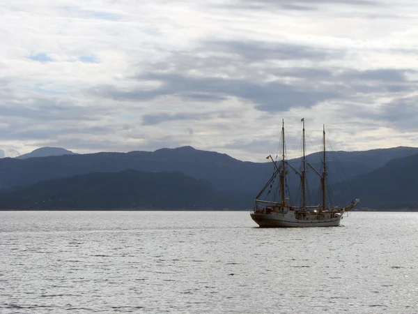Yacht en fjord — Photo