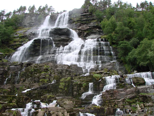 Montagna e cascata — Foto Stock