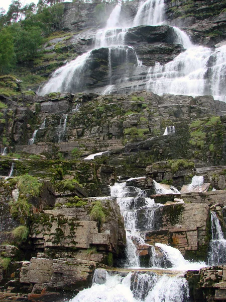 Montanha e cachoeira — Fotografia de Stock