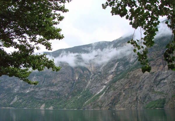 Nuvens e montanha — Fotografia de Stock