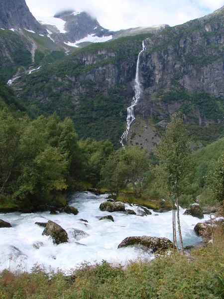 Bergfluss und Wasserfall — Stockfoto